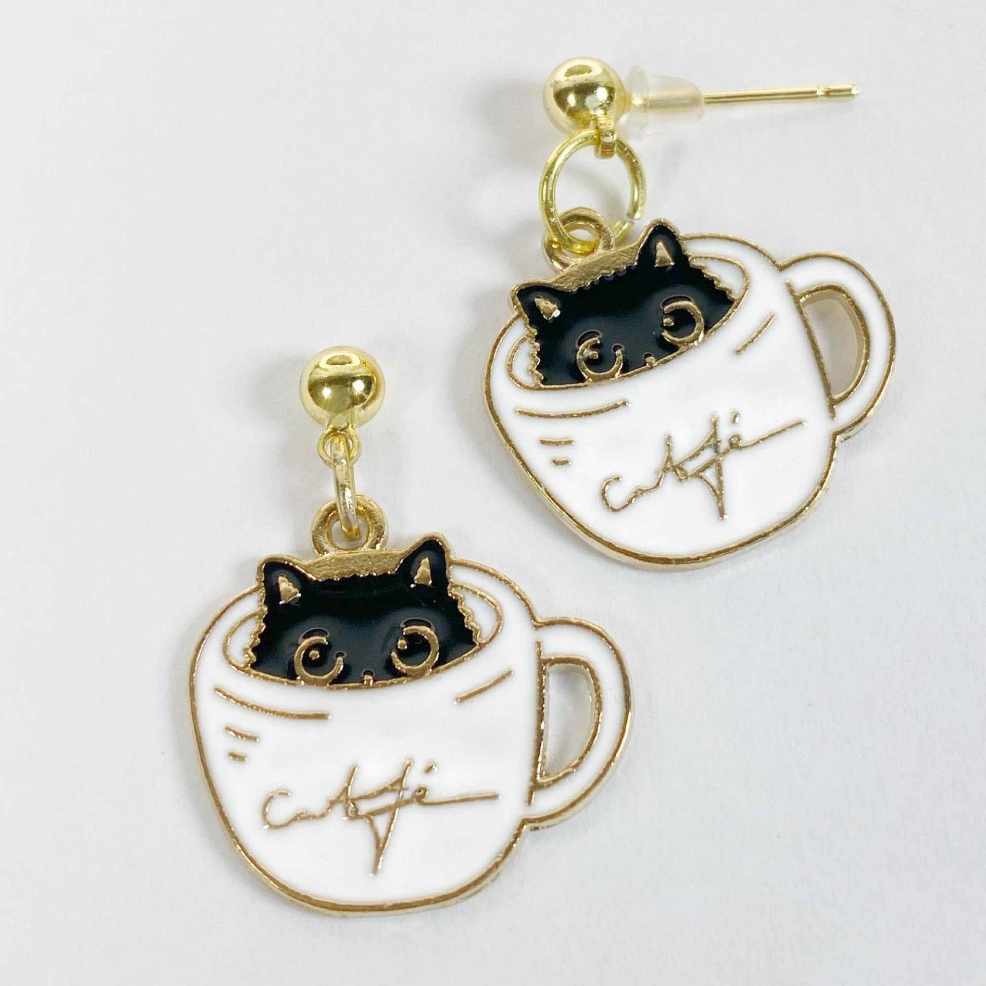 Kawaii Cat Coffee Cup Earrings – Lightweight earrings with a cute black cat in a cup design, perfect for daily wear.