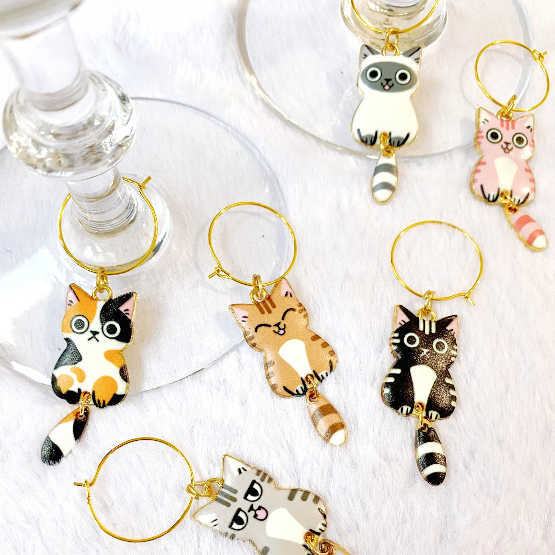 Cute Cat Wine Glass Markers – Adorable enamel cat wine charms on gold rings for easy drink identification, perfect for cat lovers.