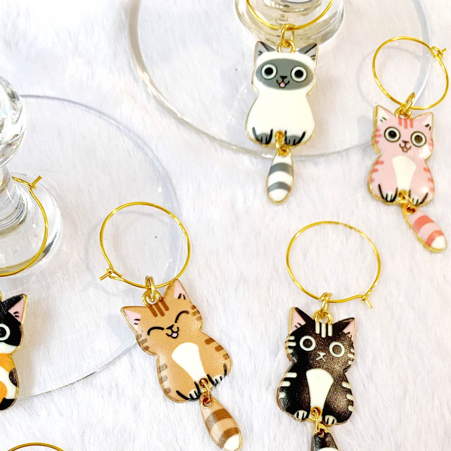 Enamel Cat Wine Charms on Gold-Plated Rings – Durable and reusable cat wine markers in fun, unique designs.
