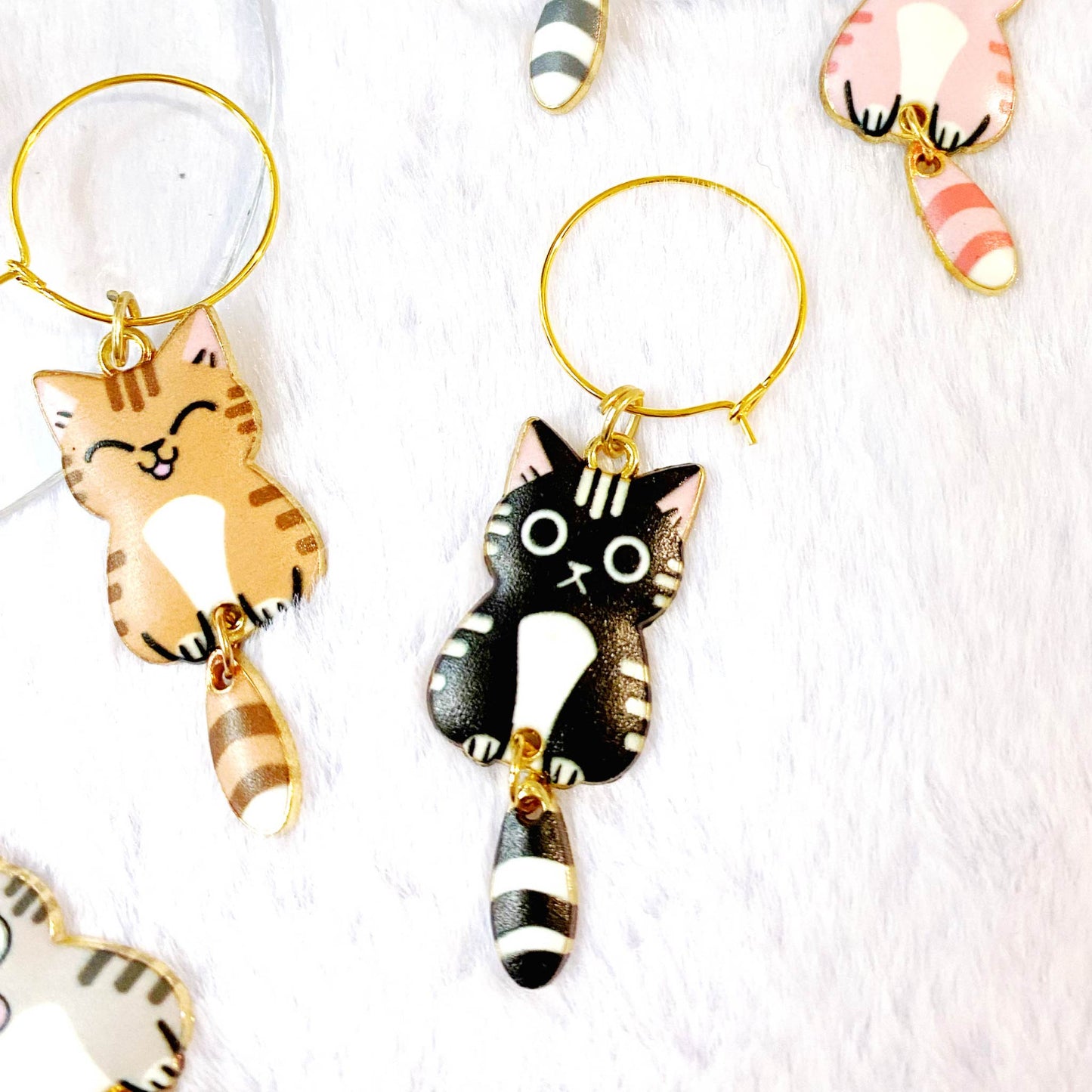 Assorted Cat Designs for Wine Glasses – Various cute cat wine charms that attach to glass stems, adding charm and functionality.
