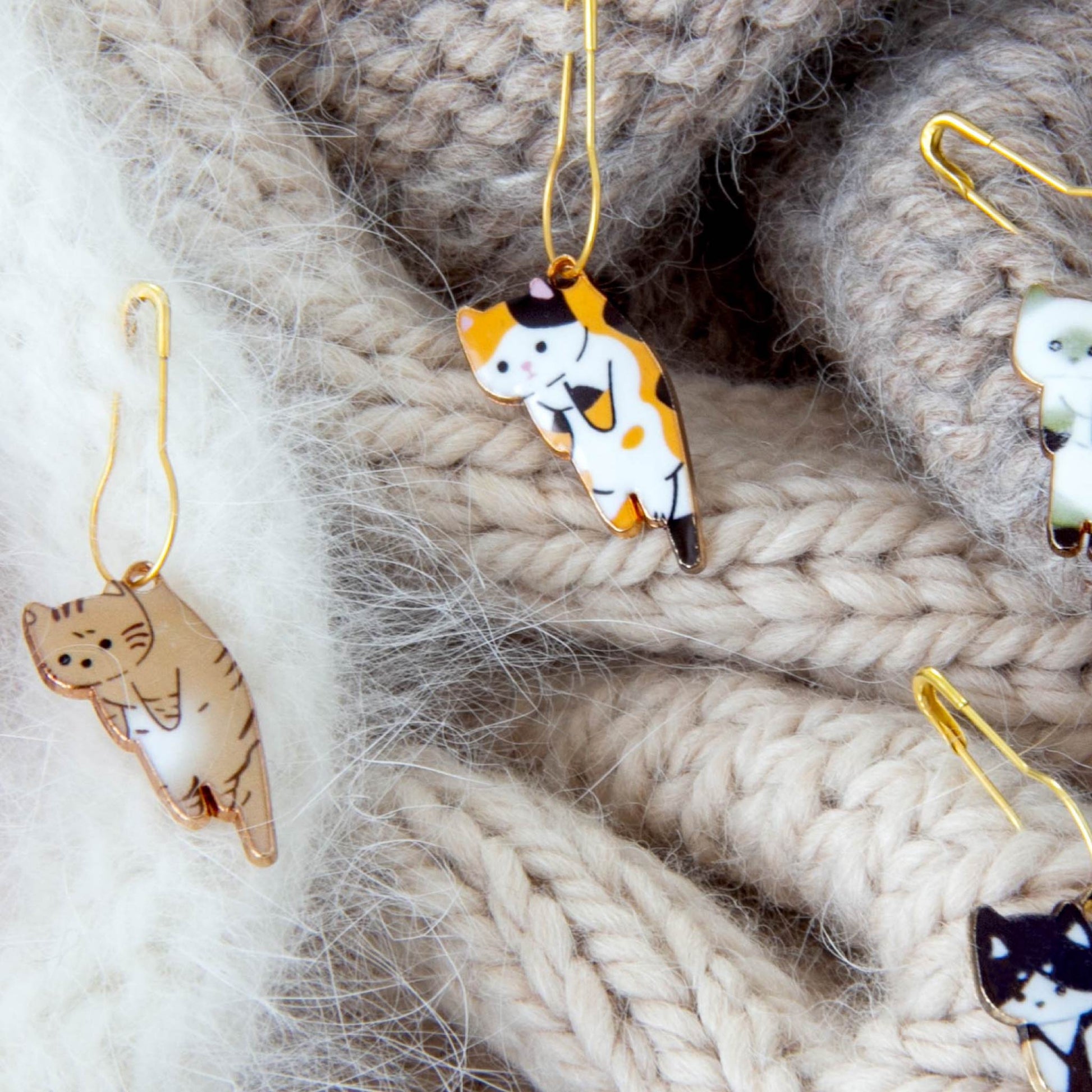 Cute Cat Knitting Markers Set – A set of adorable kitty stitch markers, perfect for marking knitting rounds and pattern repeats.