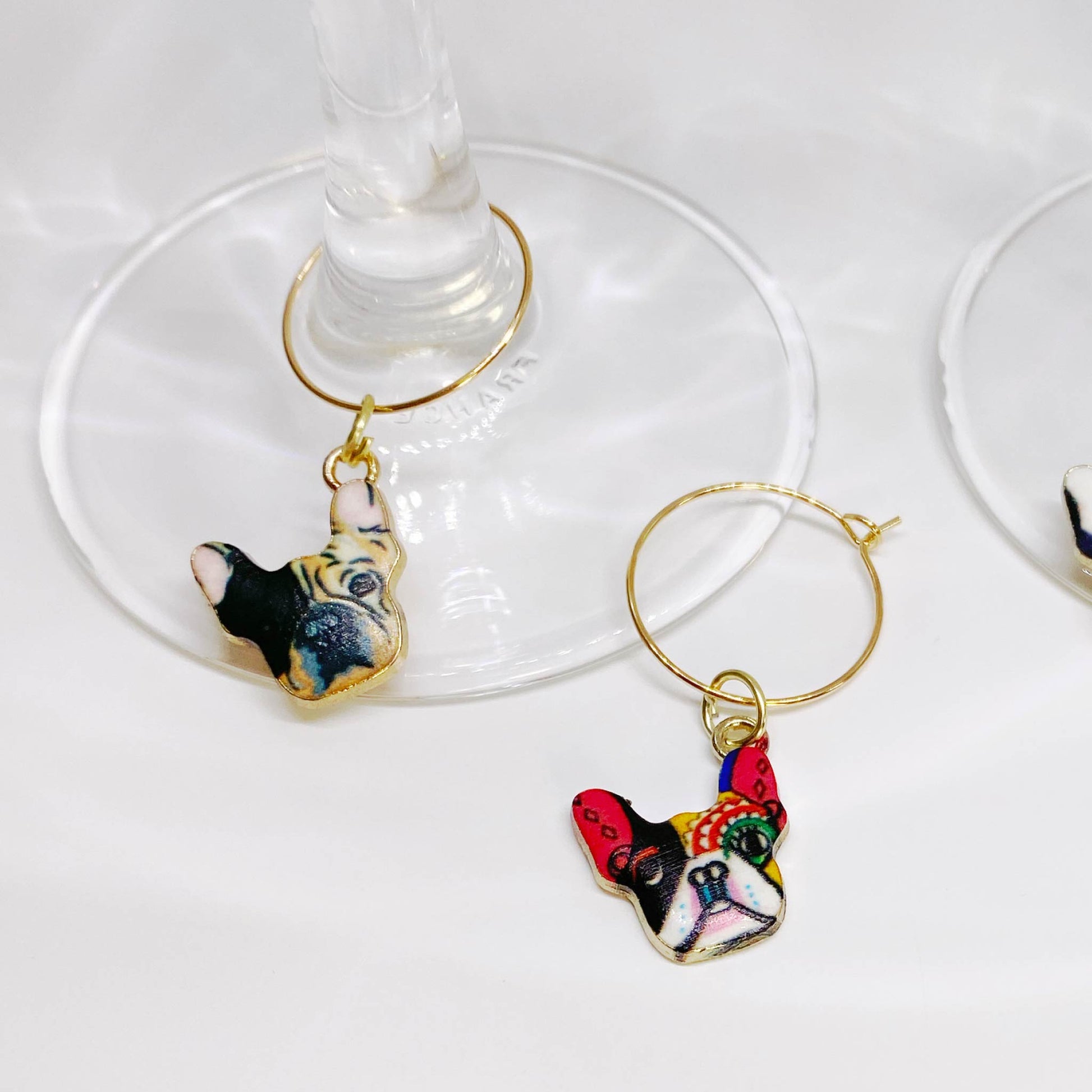 Dog-Themed Wine Glass Markers – Adorable bulldog enamel charms for marking wine glasses at events or gatherings.