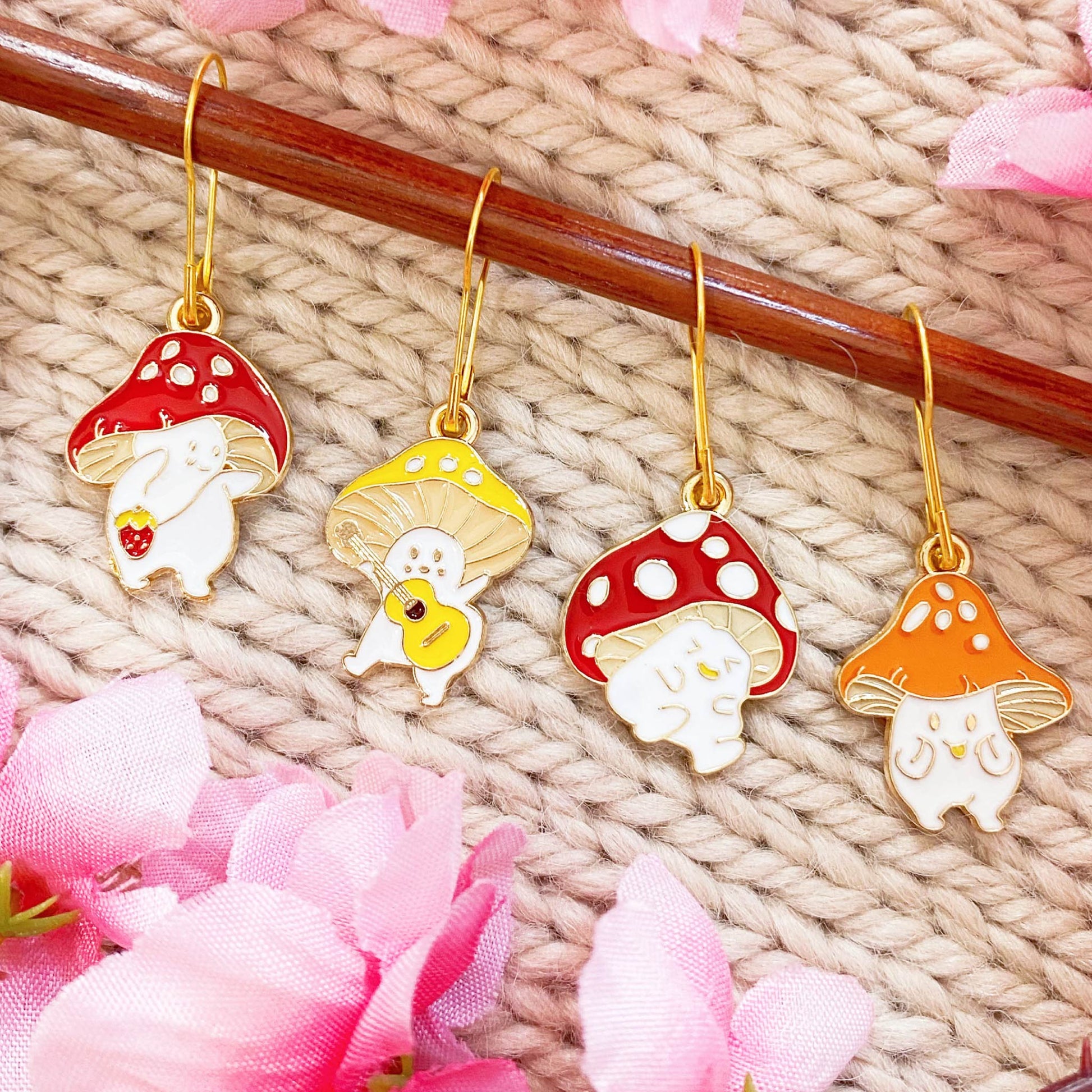 Mushroom Lover Knitting Accessories – Set of happy mushroom stitch markers, ideal for autumn-themed knitting projects.