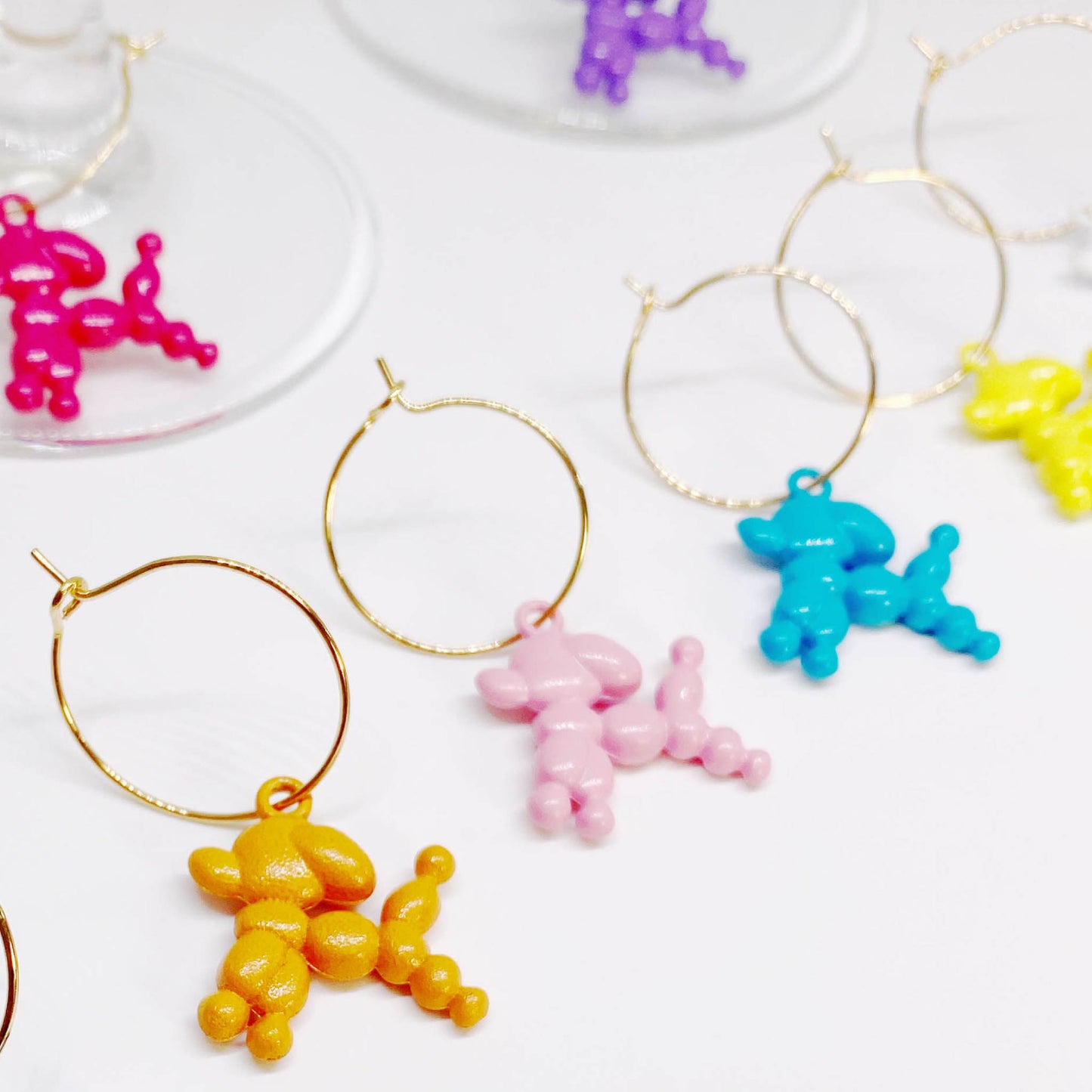 Set of 8 Pop Art Balloon Dog Wine Charms – Colorful poodle-inspired wine markers for parties and gatherings.
