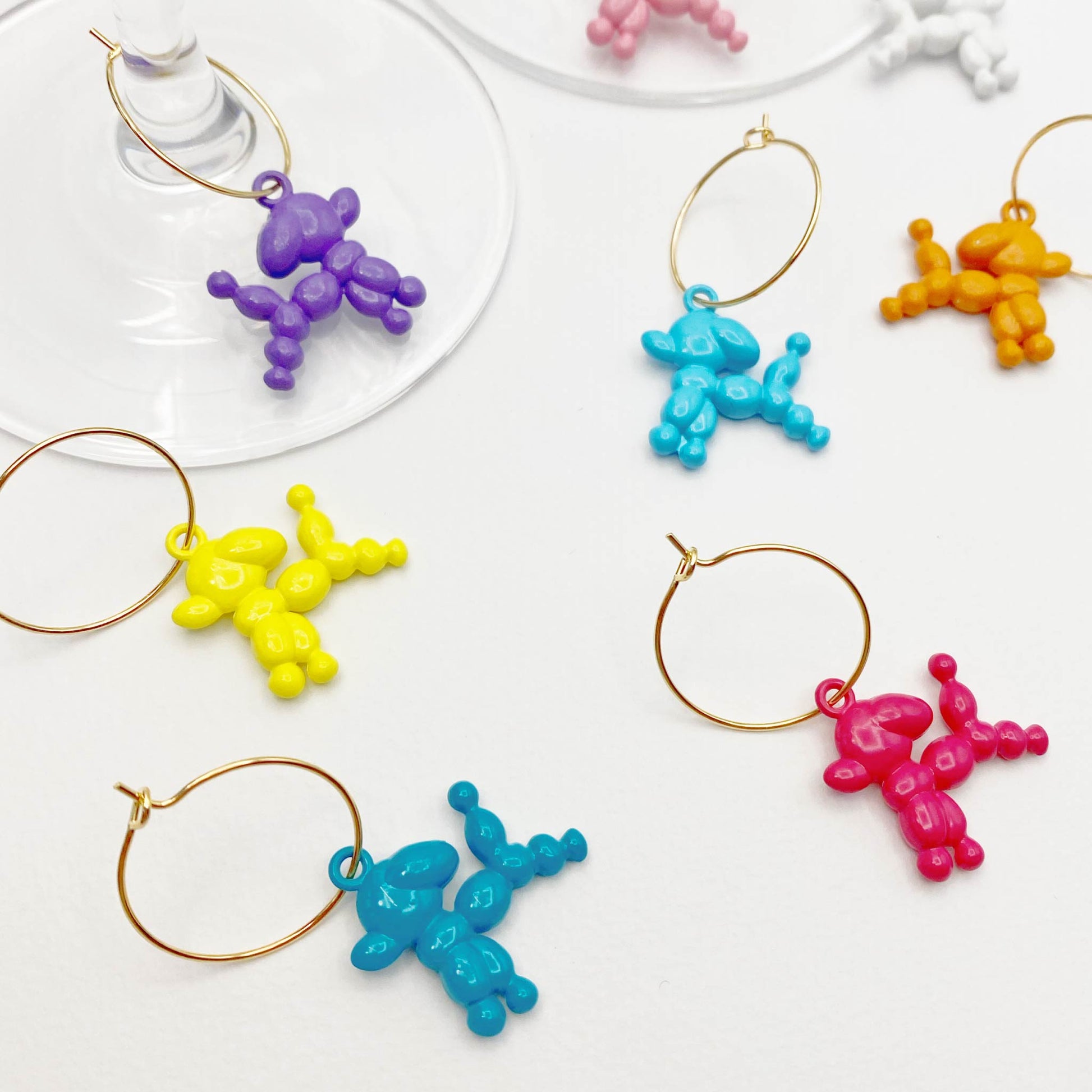 Set of 8 Pop Art Balloon Dog Wine Charms – Colorful poodle-inspired wine markers for parties and gatherings.
